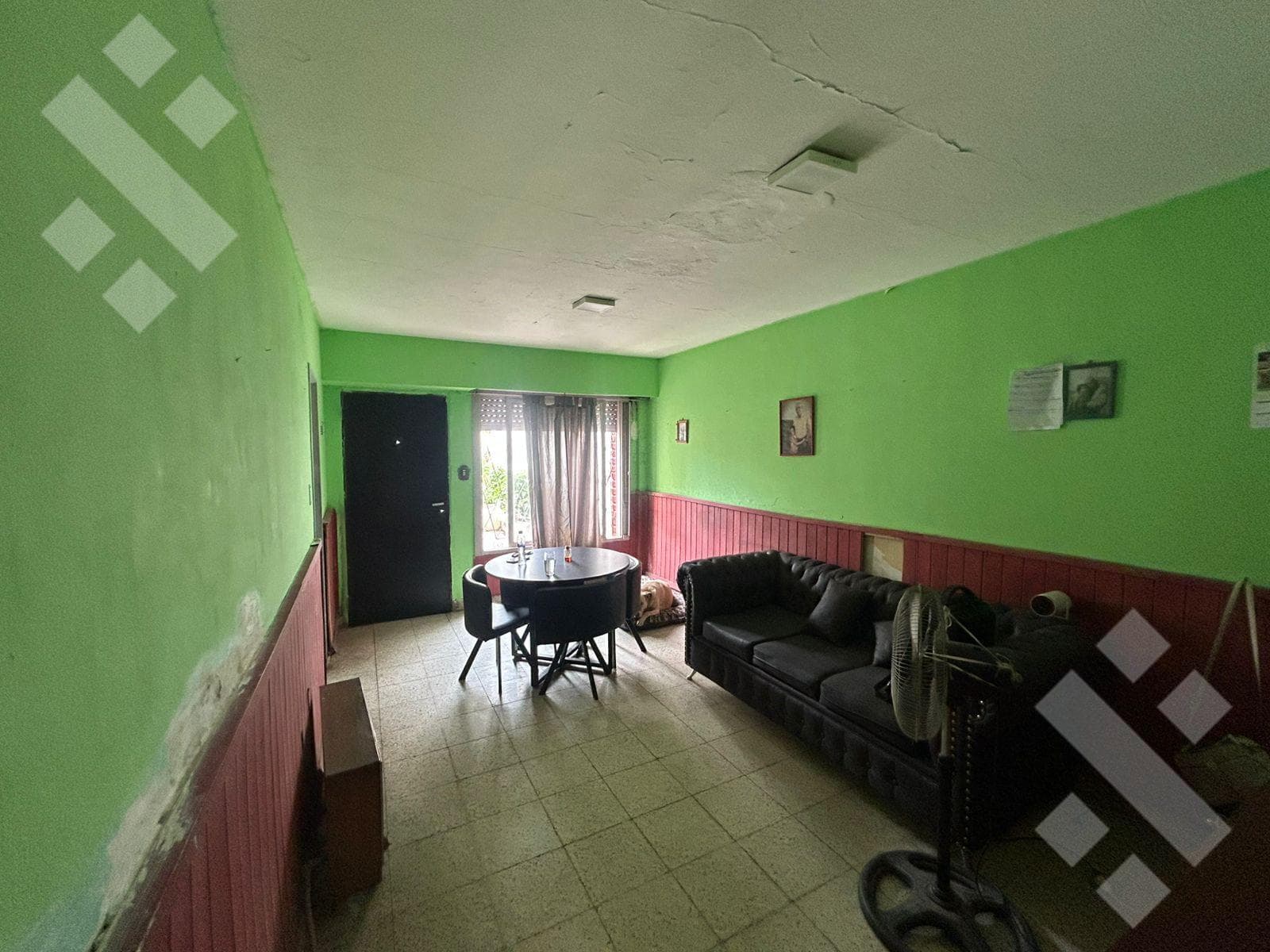 Two-bedroom apartment in need of renovation in Neuquén City