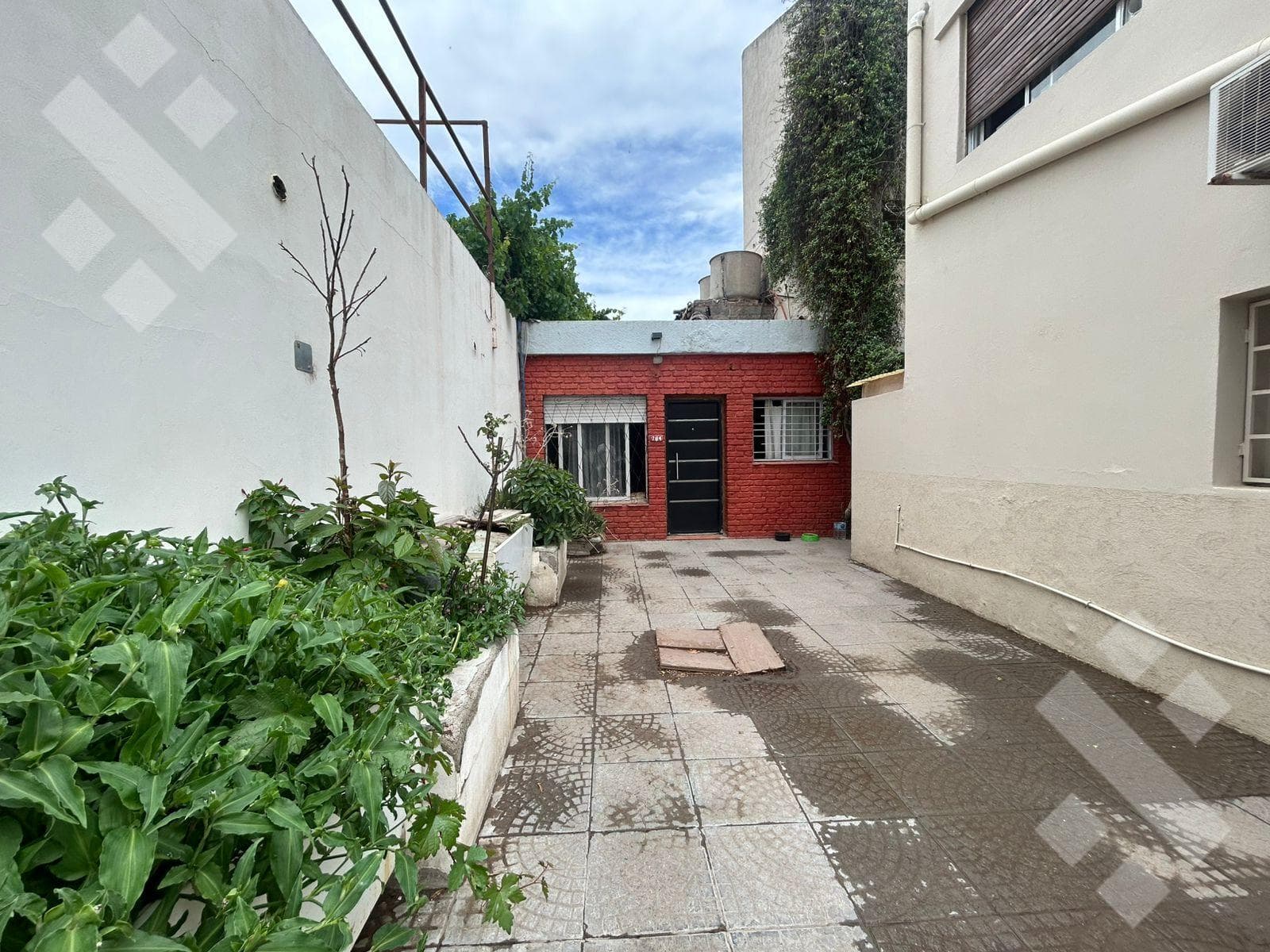 Two-bedroom apartment in need of renovation in Neuquén City