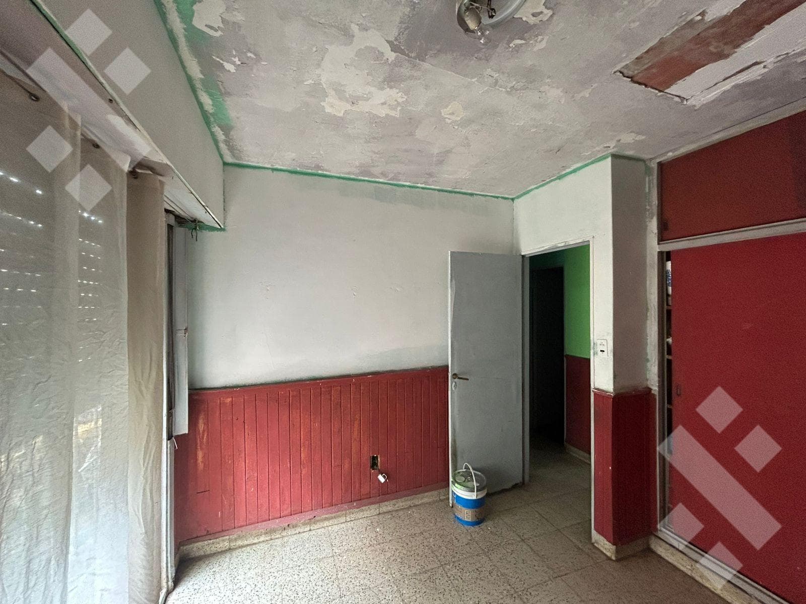 Two-bedroom apartment in need of renovation in Neuquén City
