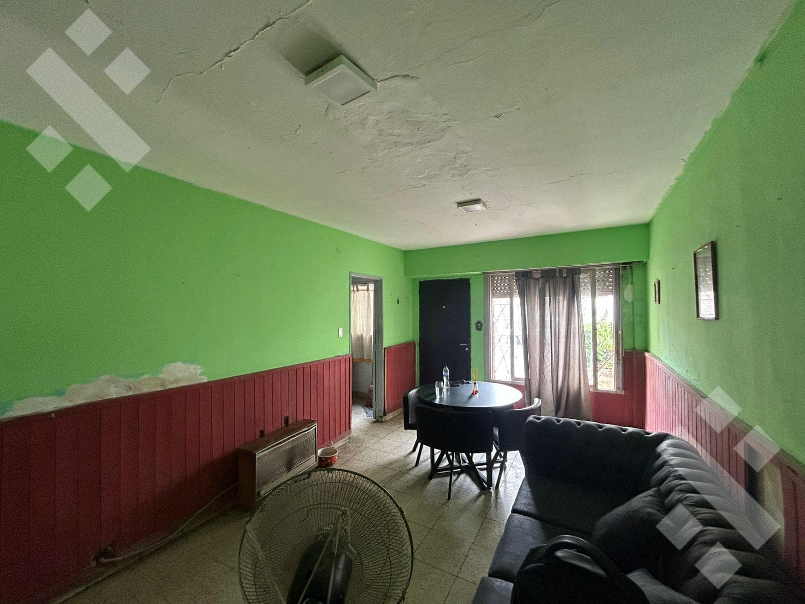 Two-bedroom apartment in need of renovation in Neuquén City