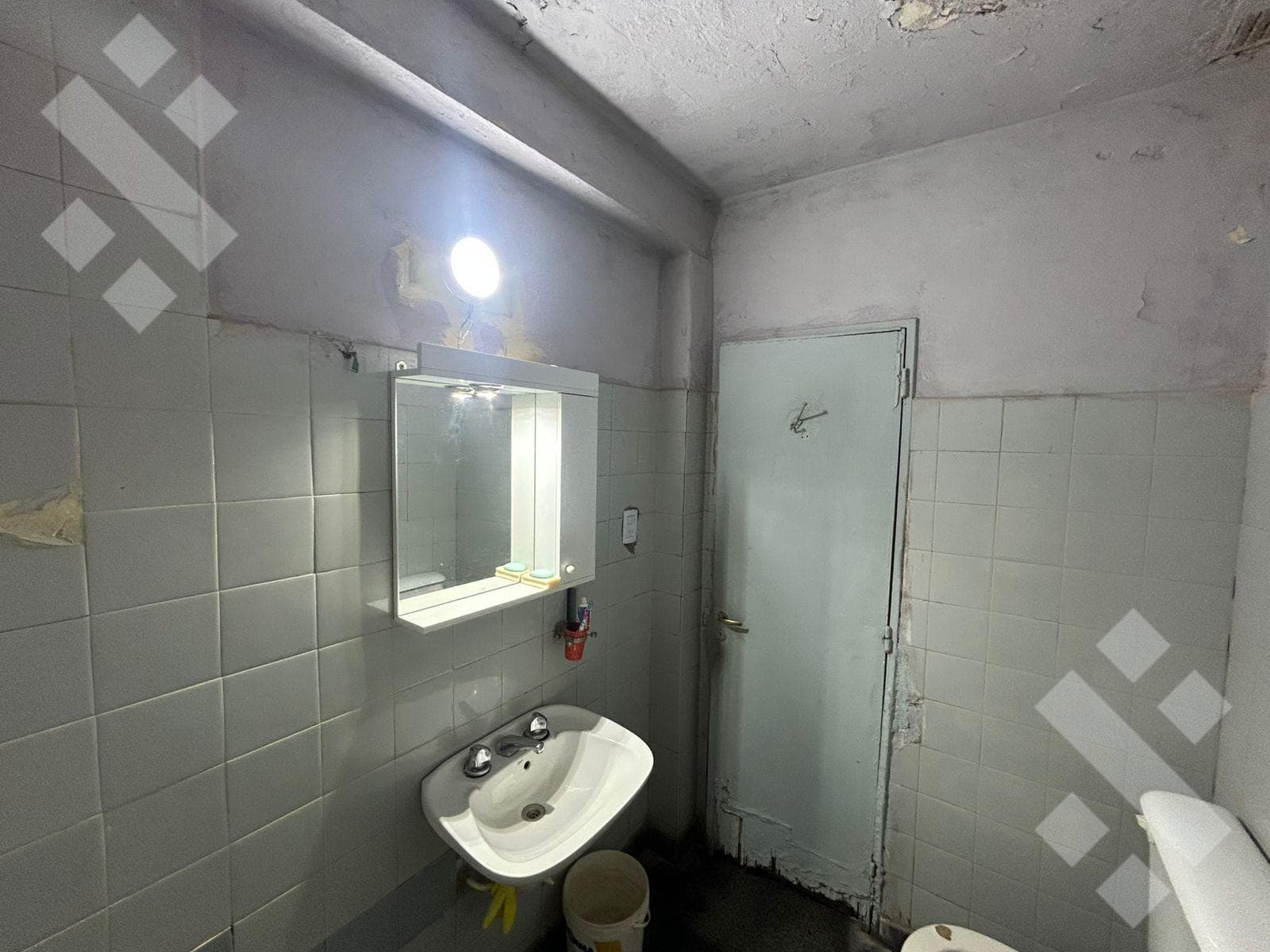 Two-bedroom apartment in need of renovation in Neuquén City