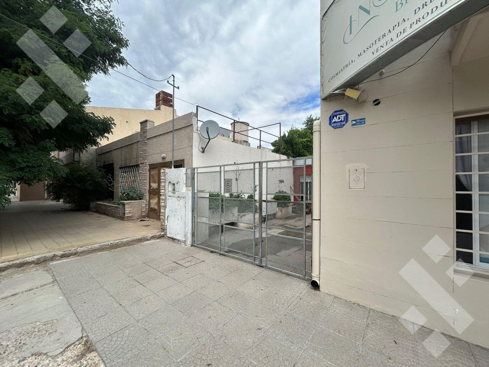 Two-bedroom apartment in need of renovation in Neuquén City