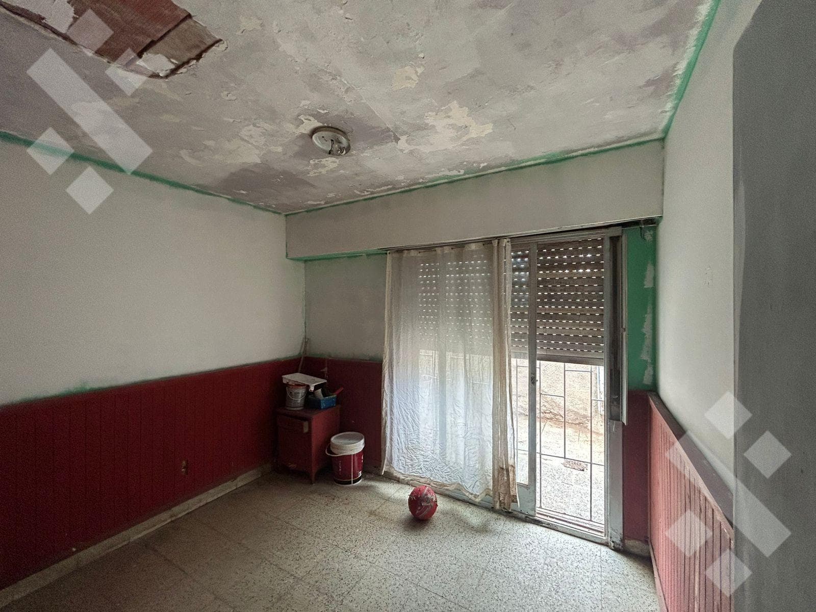 Two-bedroom apartment in need of renovation in Neuquén City