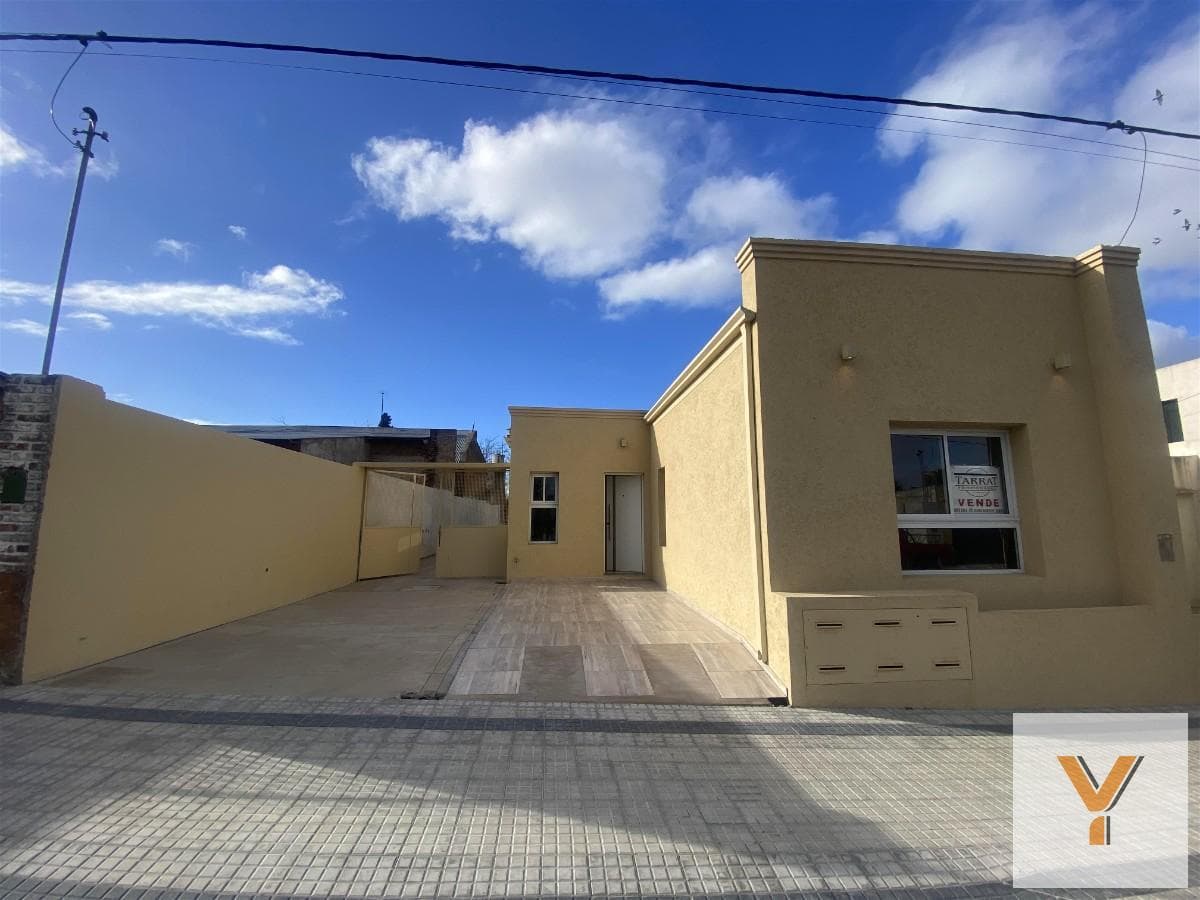 CASA PH a estrenar en Venta - 2 Dormitorios, jardin y cochera - 128 m2 totales - semicentro Tandil