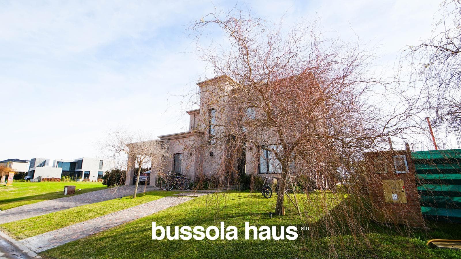 House for Sale by the Lagoon in Naudir