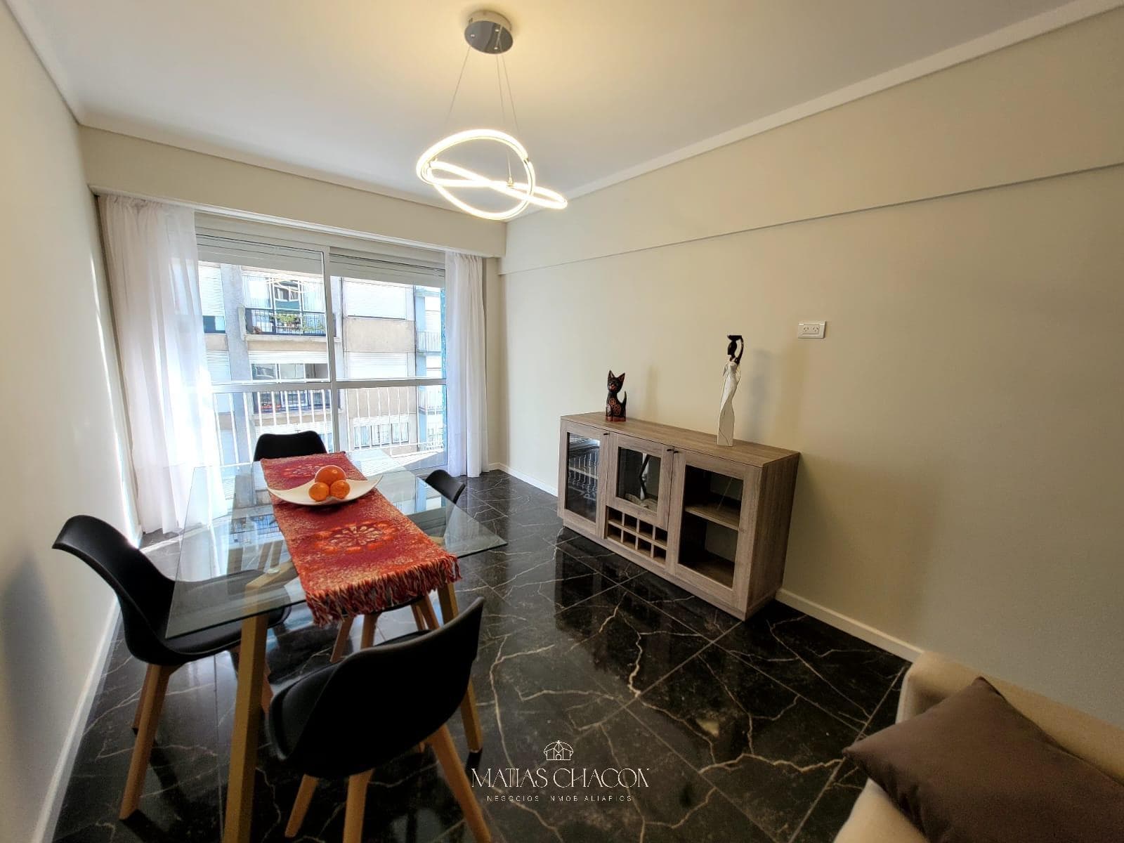 Renovated 2-room apartment facing the street with a balcony in the Downtown area