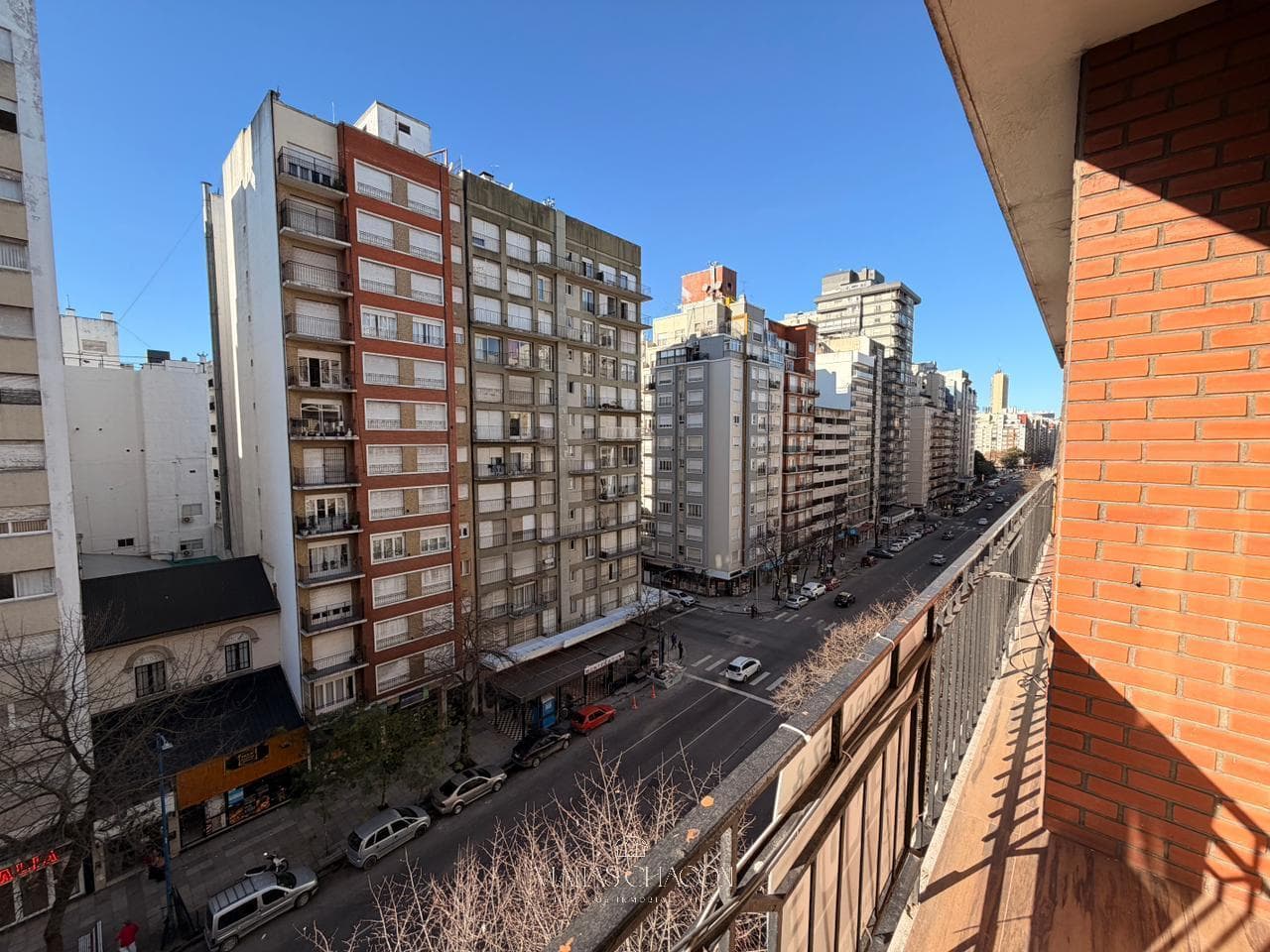 3-room apartment facing the street with a balcony and a maid's quarters, completely renovated to look brand new