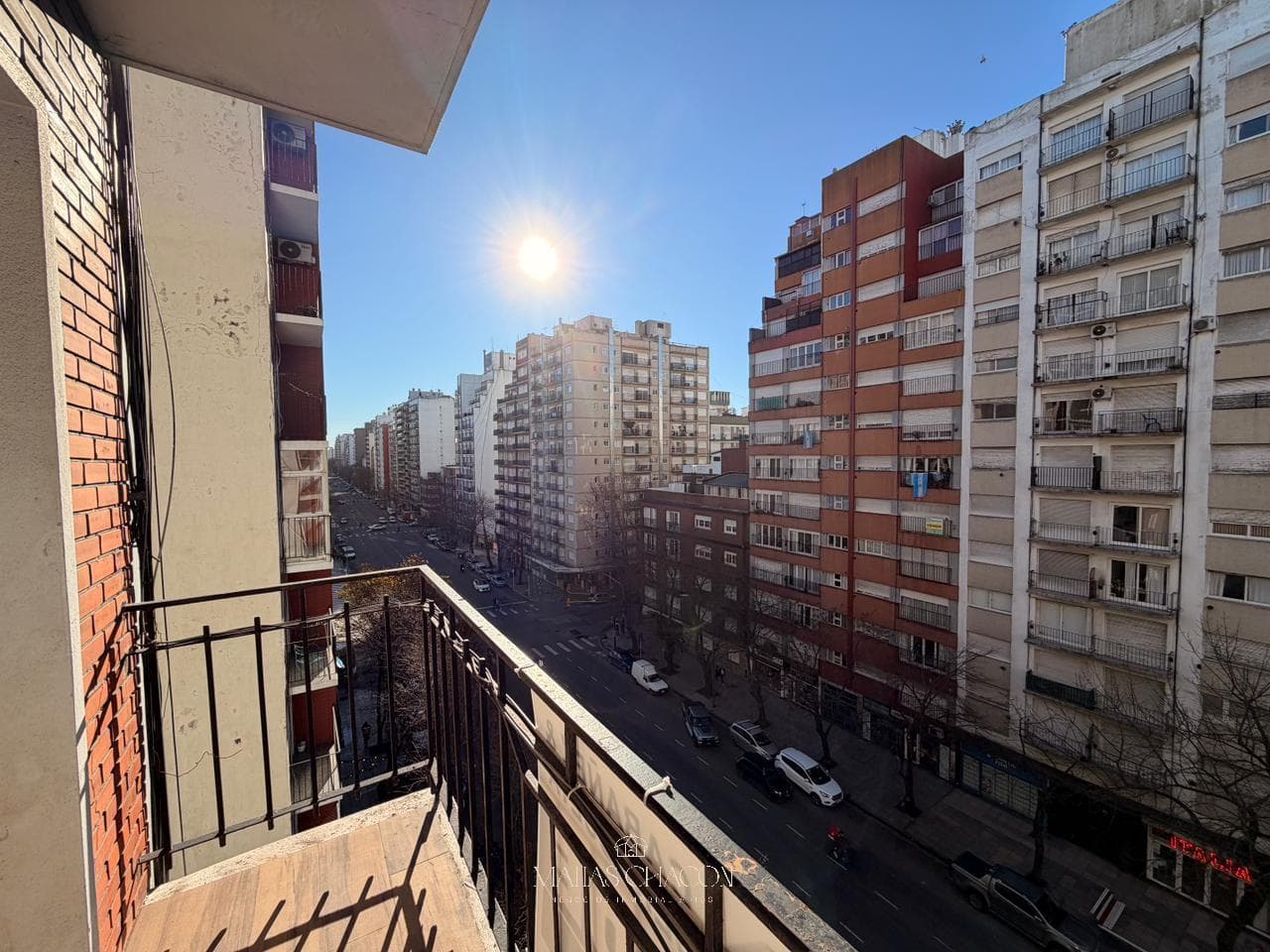 3-room apartment facing the street with a balcony and a maid's quarters, completely renovated to look brand new