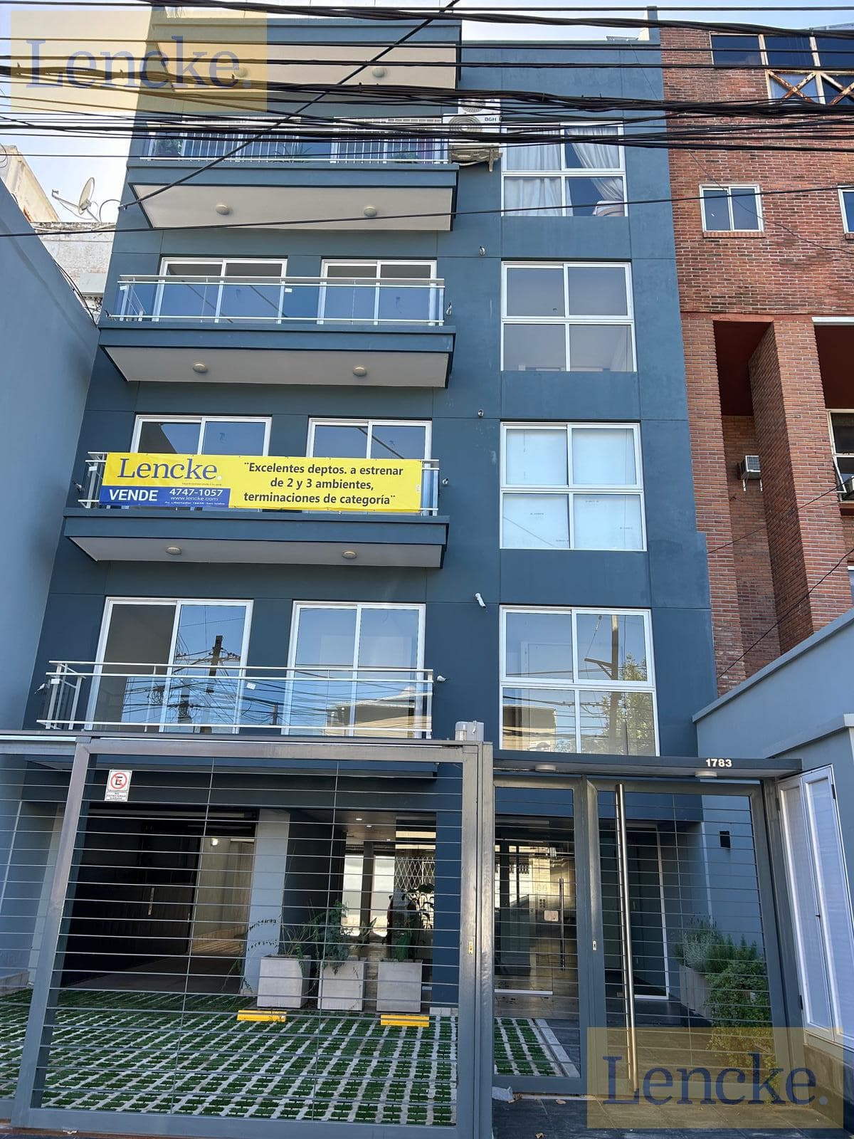 Lencke is selling a very nice garage one block from Maipú Avenue