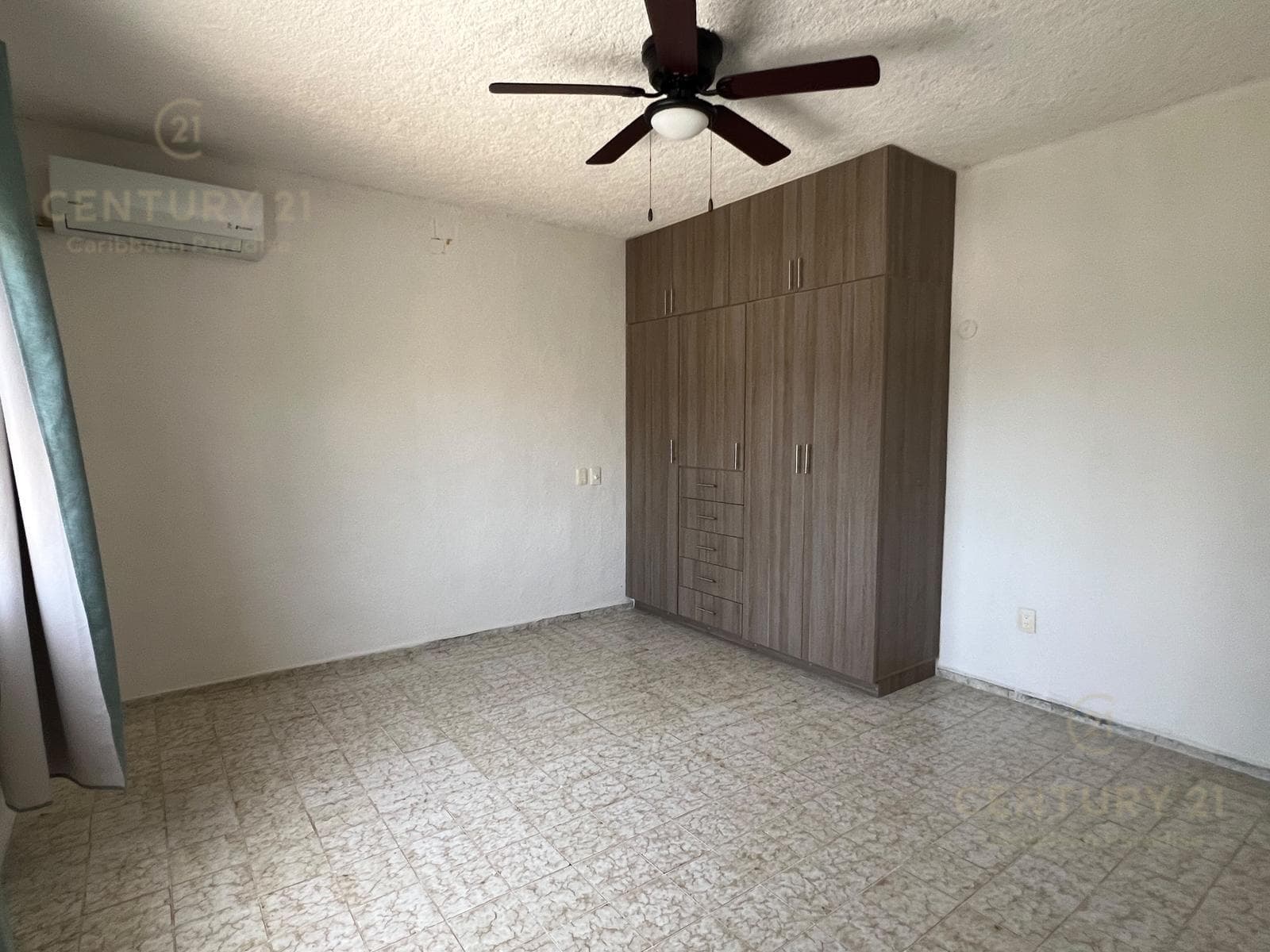 Spacious two-story house with excellent potential in Superblock 69 C4156