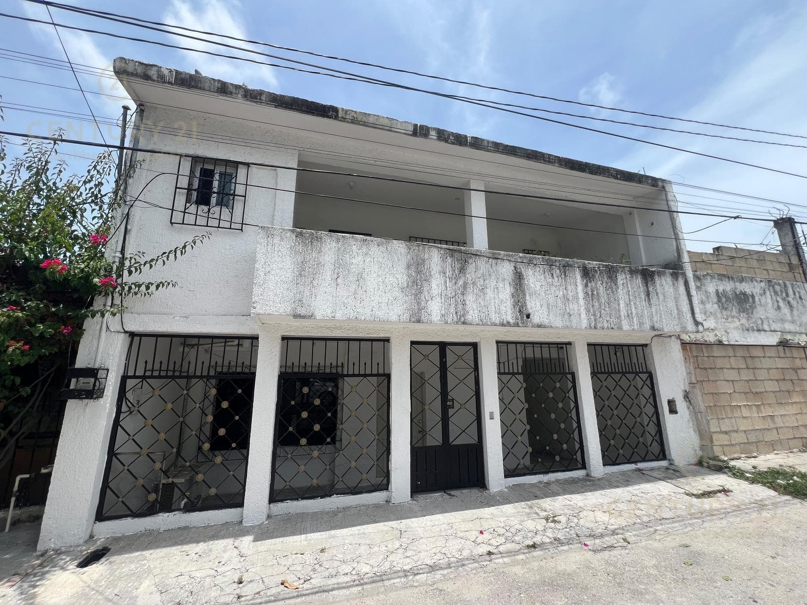 Spacious two-story house with excellent potential in Superblock 69 C4156