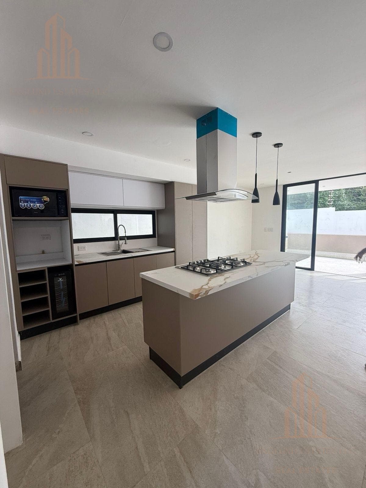 Luxury Home for Sale or Rent on Vía Cumbres | 4 Bedrooms | Pool | 352 m² of Floor Space