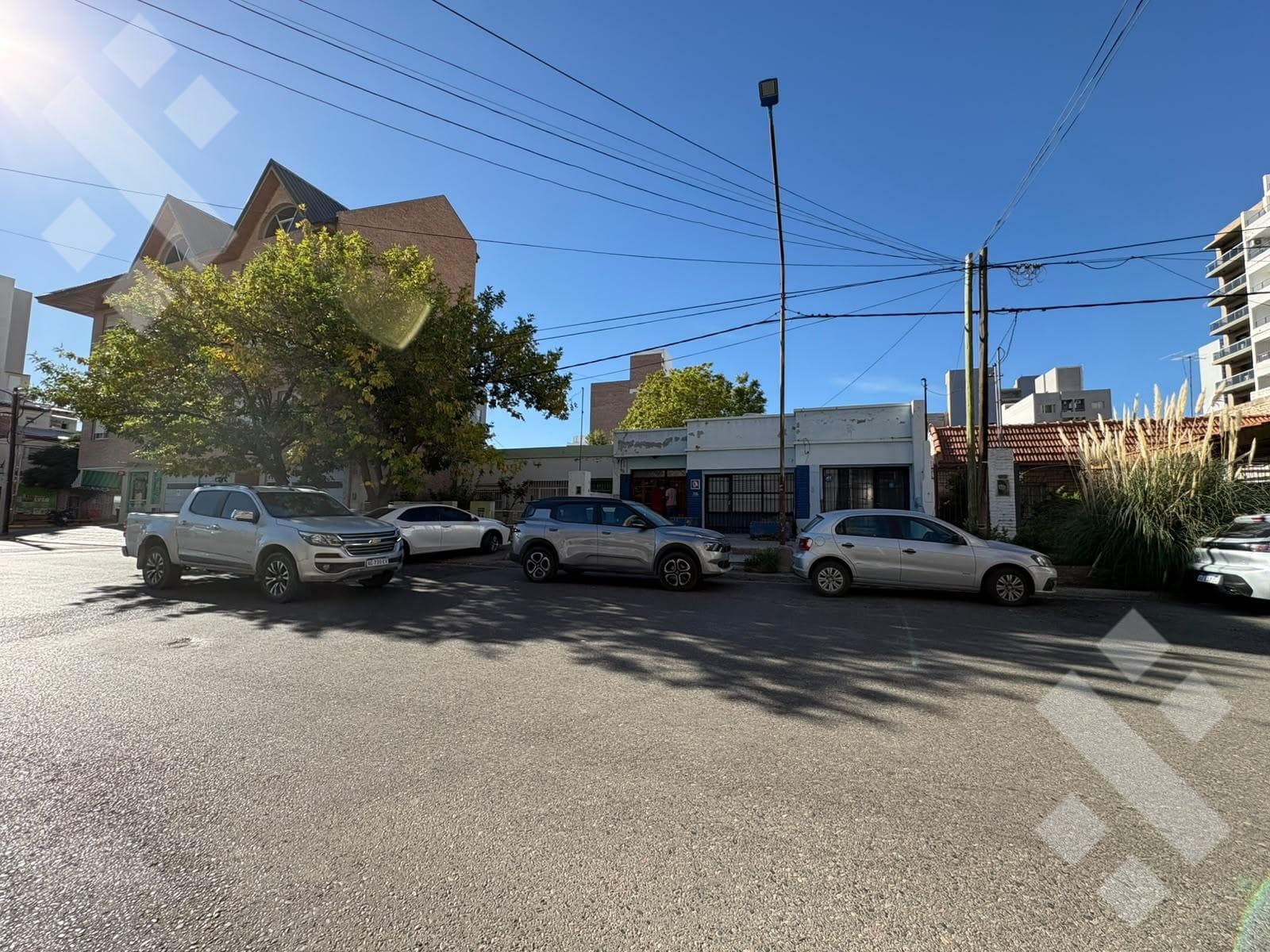 Lot with a building to be renovated – Excellent opportunity