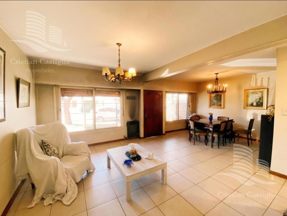 6-Room House with 2 Parking Spaces for Sale in Boulogne