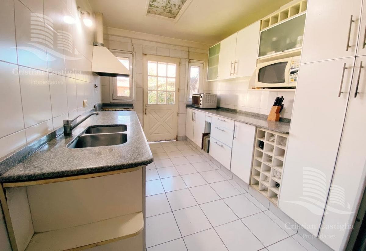 6-Room House with 2 Parking Spaces for Sale in Boulogne