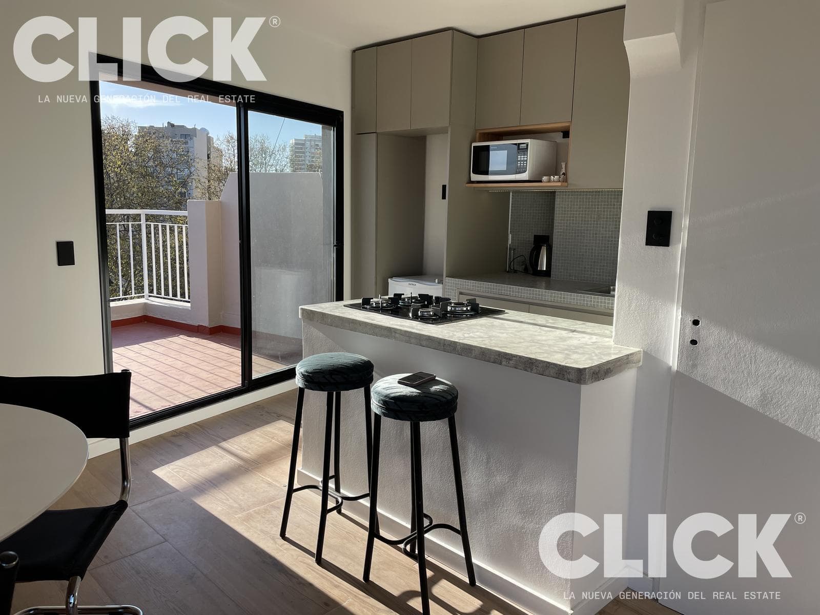FOR SALE - 4-ROOM APARTMENT WITH A TERRACE-STYLE BALCONY AND PANORAMIC VIEW - PARQUE CHAS