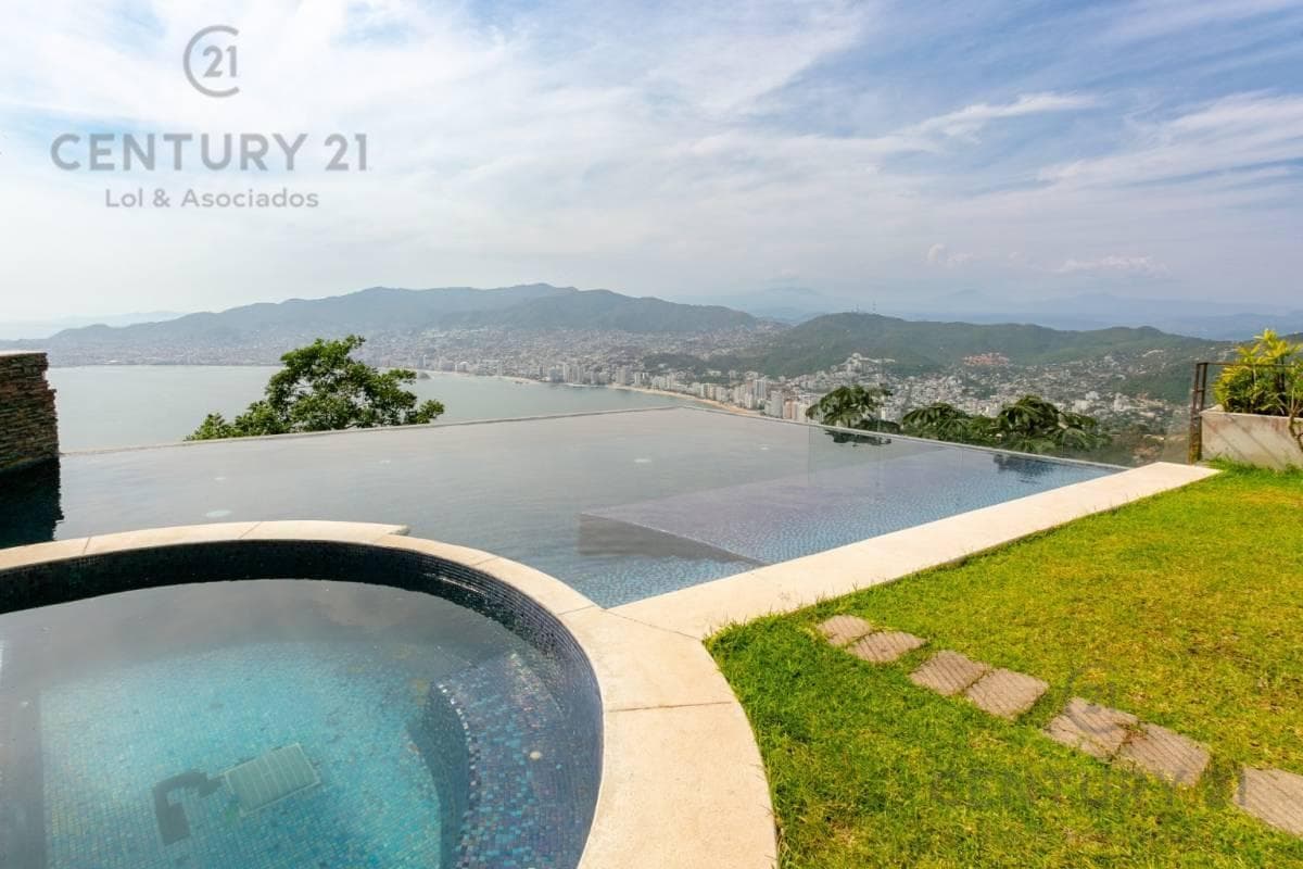 Home for sale in Club Residencial La Cima, overlooking the bay