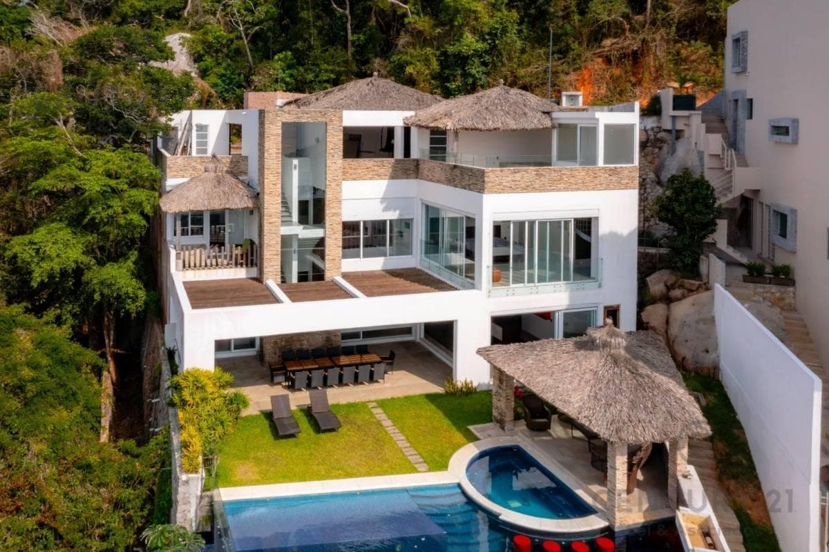Home for sale in Club Residencial La Cima, overlooking the bay