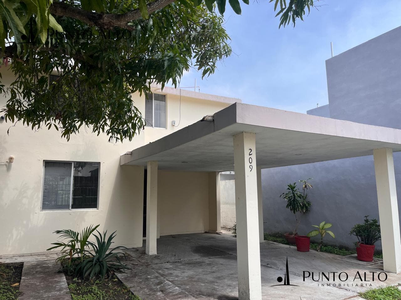 HOUSE FOR SALE IN LAS AMERICAS NEIGHBORHOOD, ONE BLOCK FROM UNIVERSIDAD AVENUE