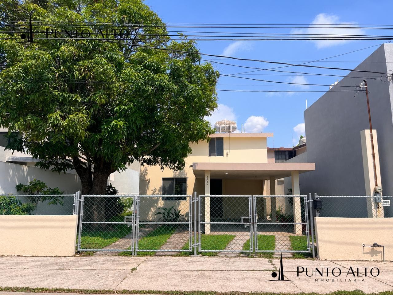 HOUSE FOR SALE IN LAS AMERICAS NEIGHBORHOOD, ONE BLOCK FROM UNIVERSIDAD AVENUE