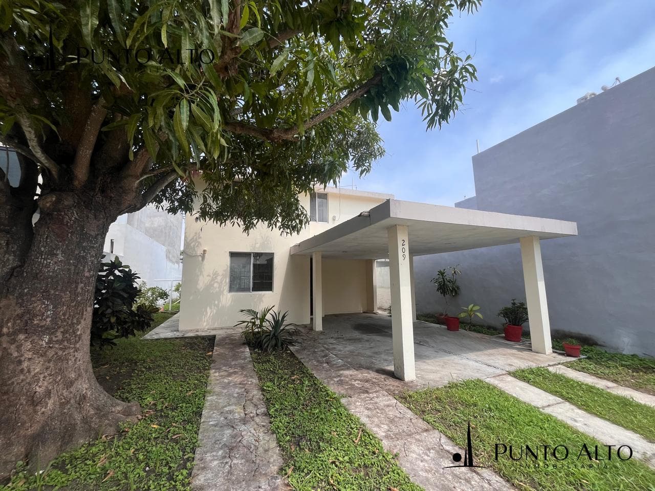 HOUSE FOR SALE IN LAS AMERICAS NEIGHBORHOOD, ONE BLOCK FROM UNIVERSIDAD AVENUE
