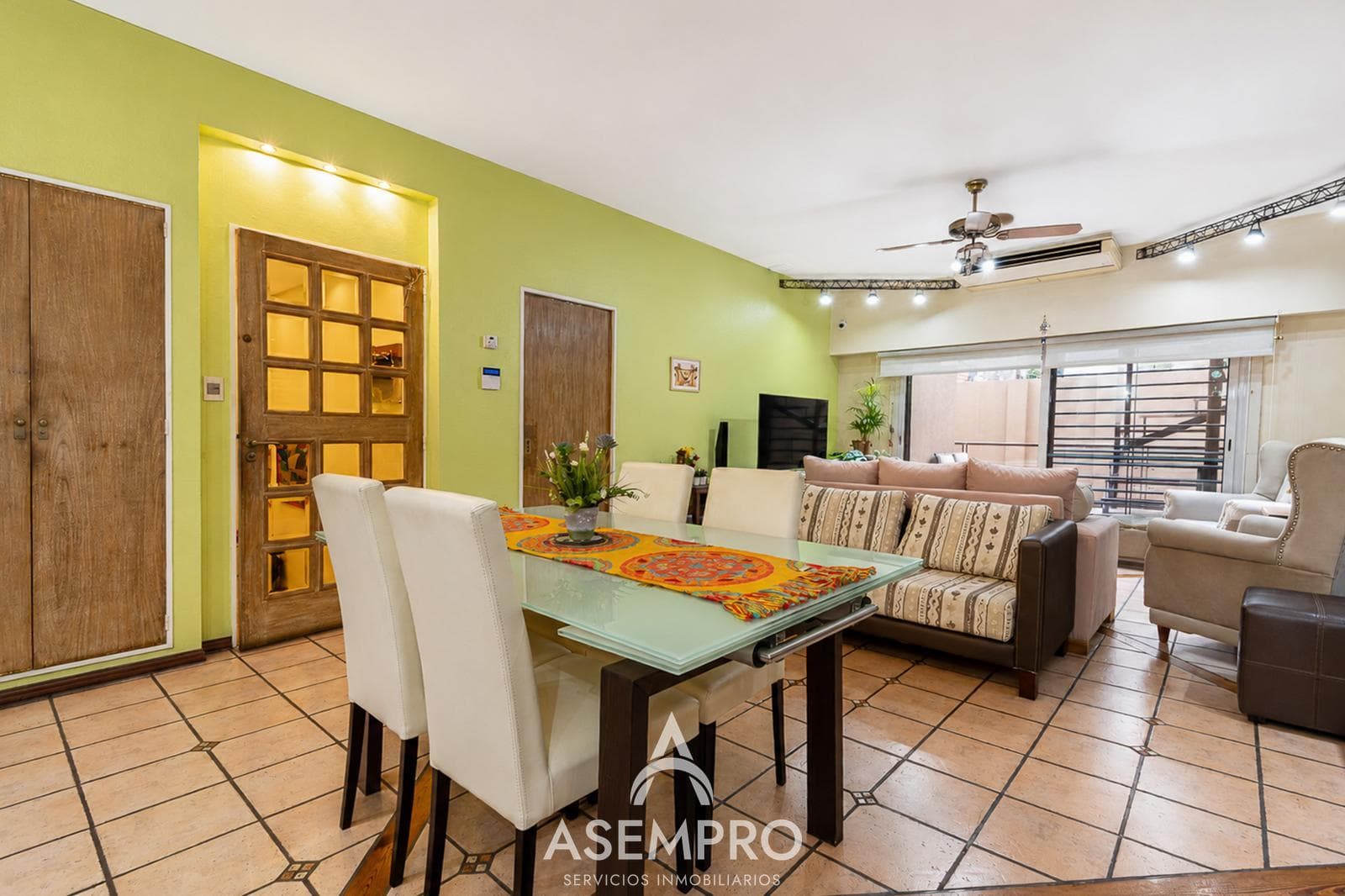 Casa con deposito en Villa del Parque