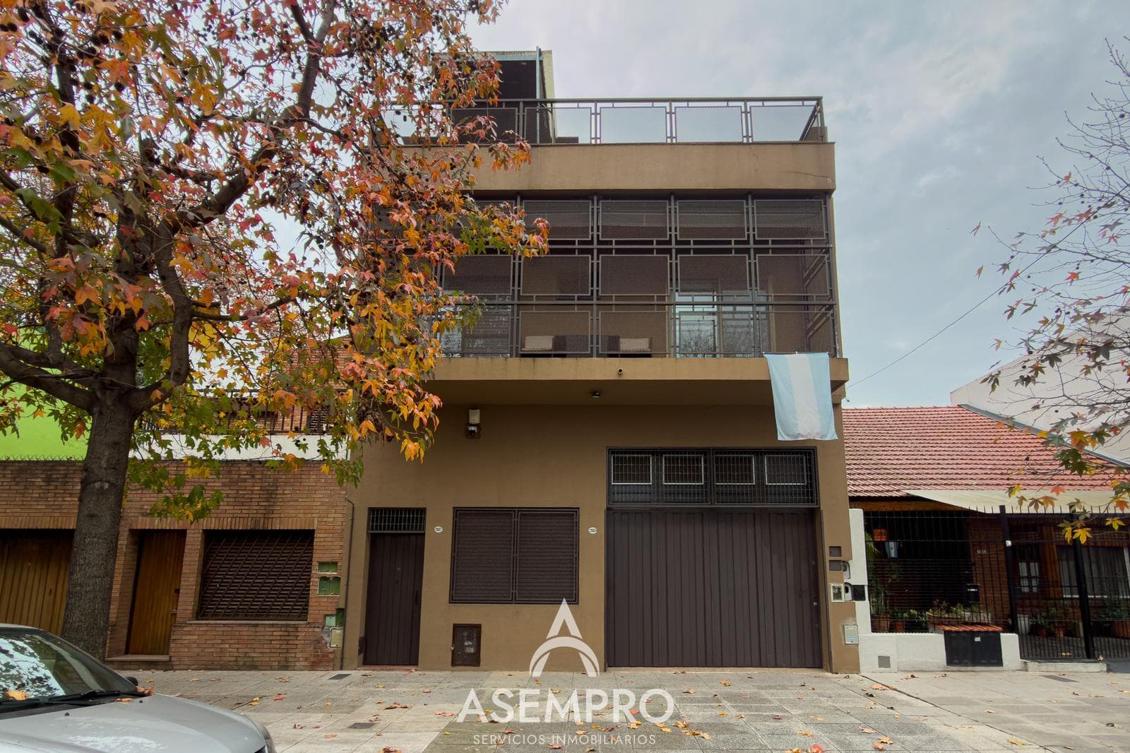 Casa con deposito en Villa del Parque
