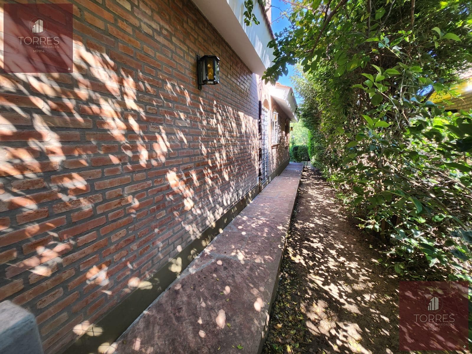 HOUSE FOR SALE IN MERLO, SAN LUIS. HEATED POOL, TERRACE, BARBECUE AREA