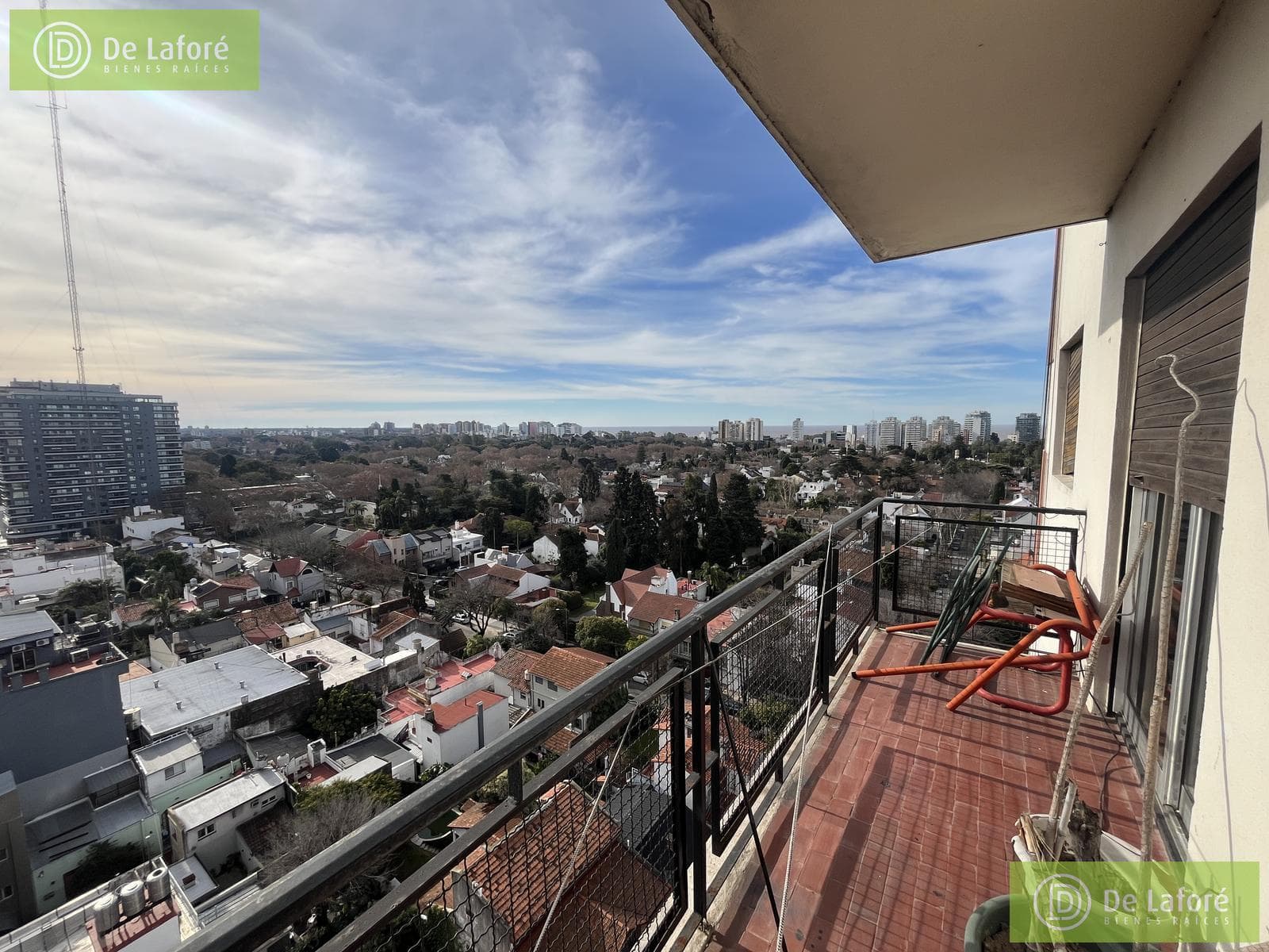 VENTA - Dpto. 3 amb. en Vte. López sobre Av. Maipú, piso alto, vistas abiertas y a actualizar!