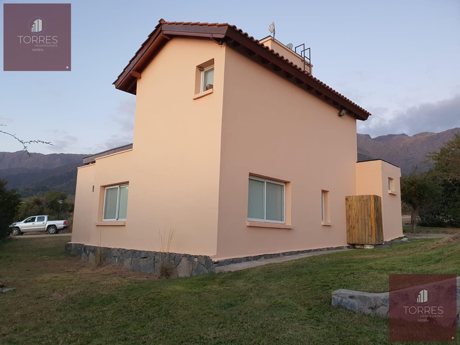 HOUSE FOR SALE IN THE LAS CASCADAS NEIGHBORHOOD. CARPINTERIA, SAN LUIS