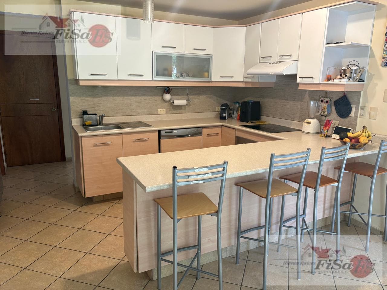 HOUSE FOR SALE IN THE COUNTRY CLUB