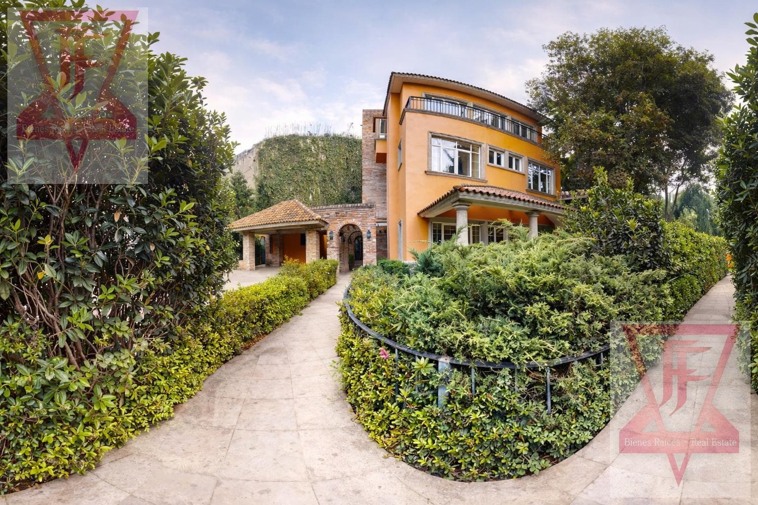 House for Sale in Bosques de las Lomas, Mexico City · Spacious Rooms and Signature Architecture!