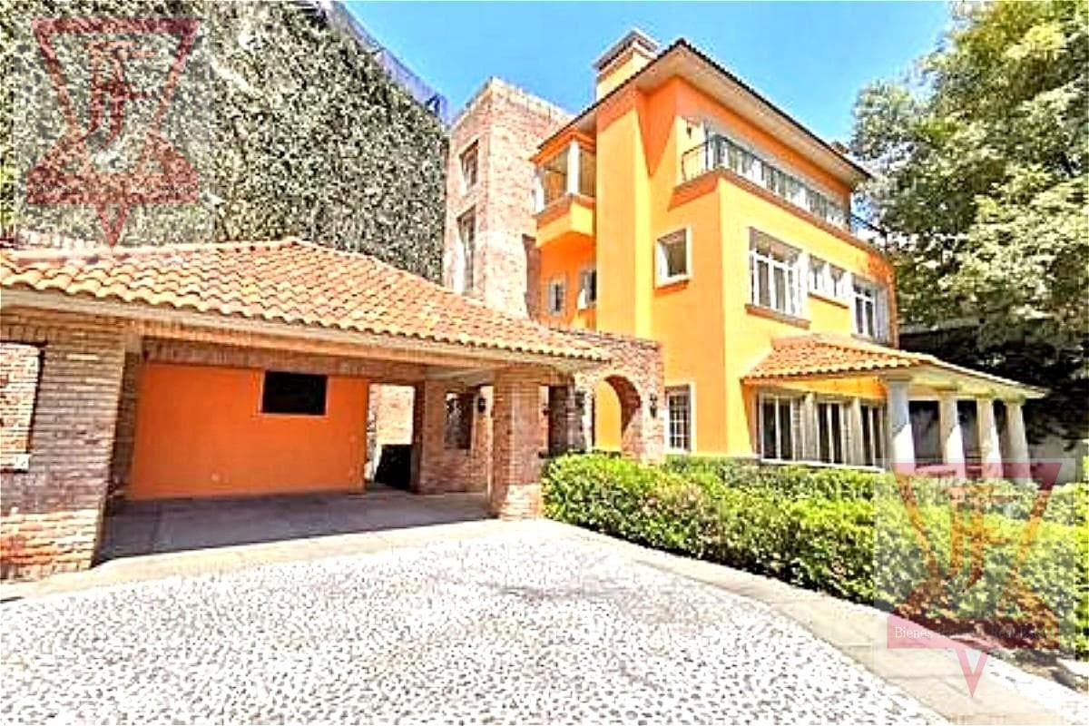 House for Sale in Bosques de las Lomas, Mexico City · Spacious Rooms and Signature Architecture!