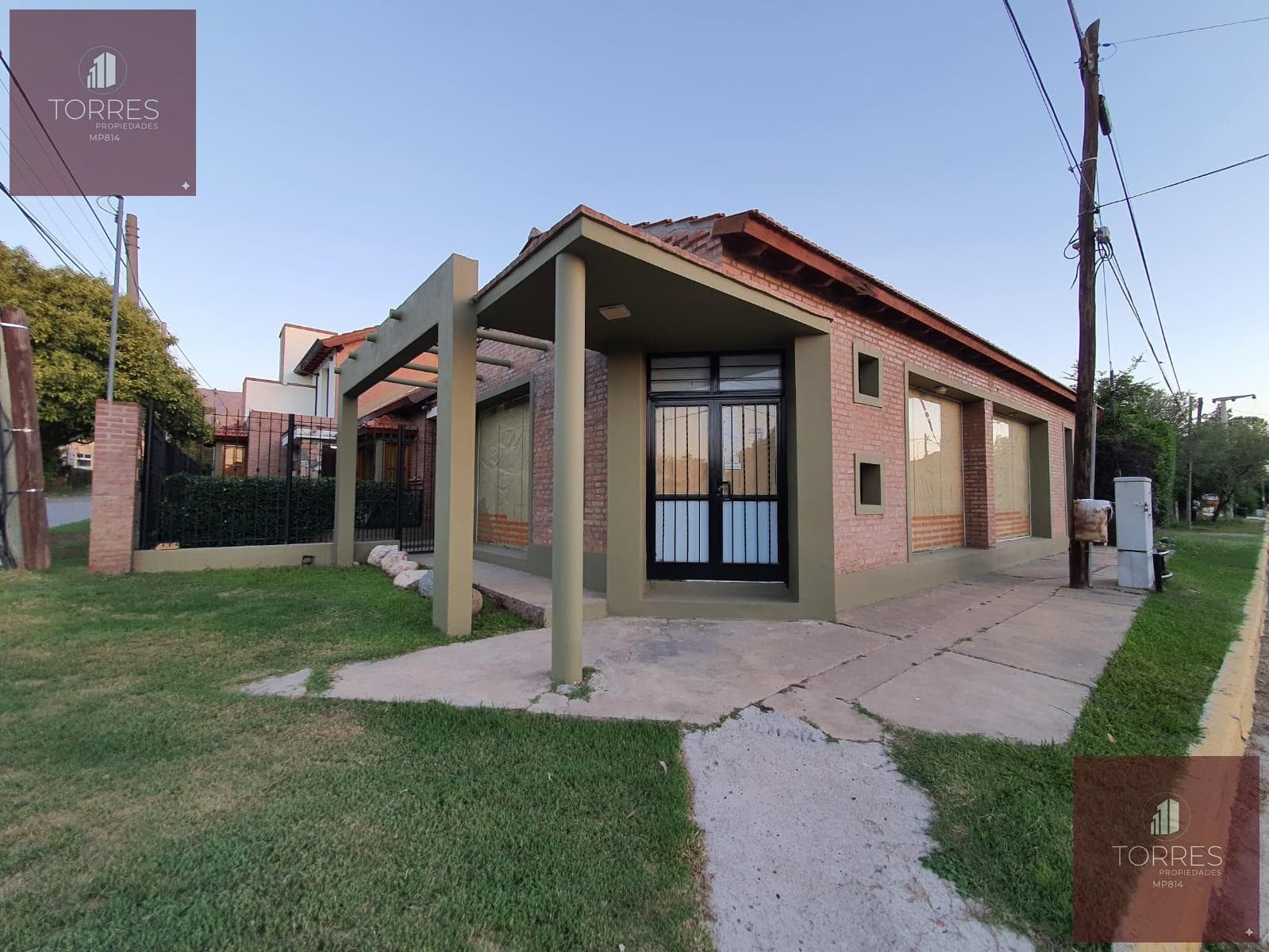 FOR SALE: HOUSE AND COMMERCIAL SPACE IN CENTRAL MERLO, SAN LUIS—3 BEDROOMS