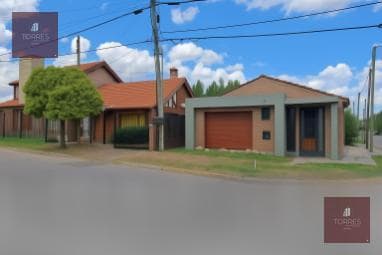 FOR SALE: HOUSE AND COMMERCIAL SPACE IN CENTRAL MERLO, SAN LUIS—3 BEDROOMS