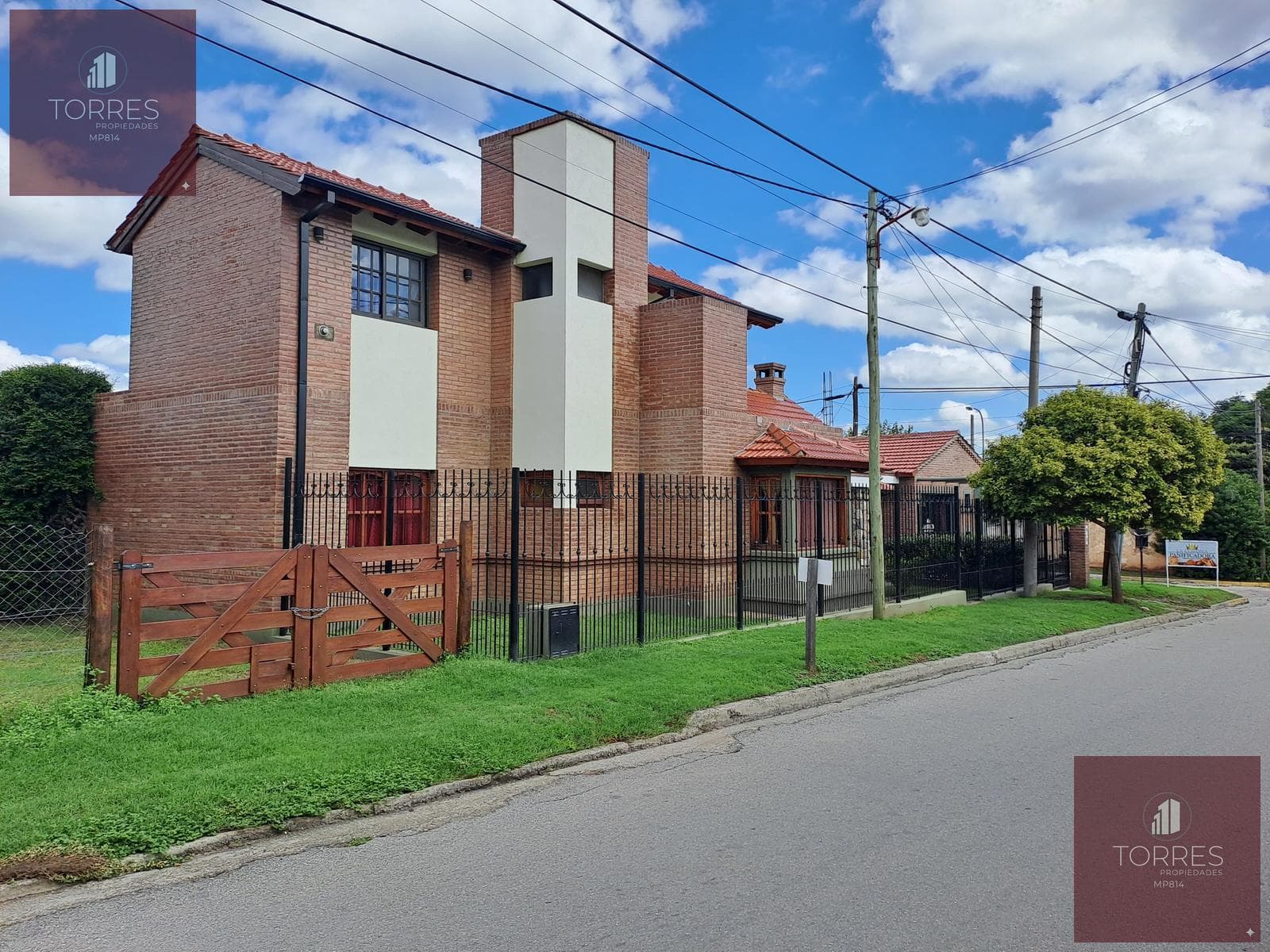 FOR SALE: HOUSE AND COMMERCIAL SPACE IN CENTRAL MERLO, SAN LUIS—3 BEDROOMS
