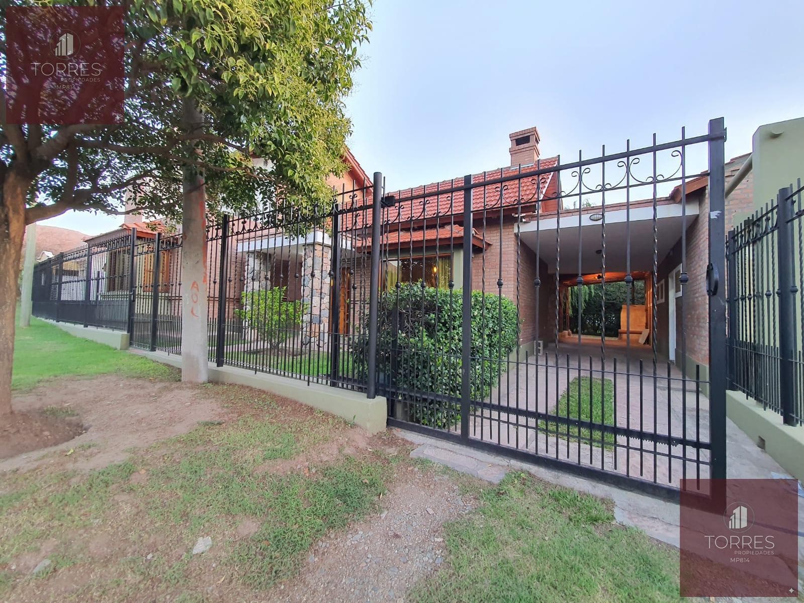 FOR SALE: HOUSE AND COMMERCIAL SPACE IN CENTRAL MERLO, SAN LUIS—3 BEDROOMS