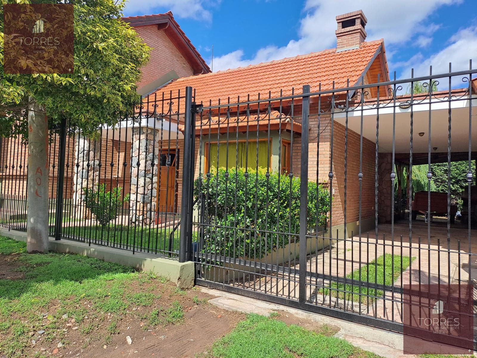 FOR SALE: HOUSE AND COMMERCIAL SPACE IN CENTRAL MERLO, SAN LUIS—3 BEDROOMS