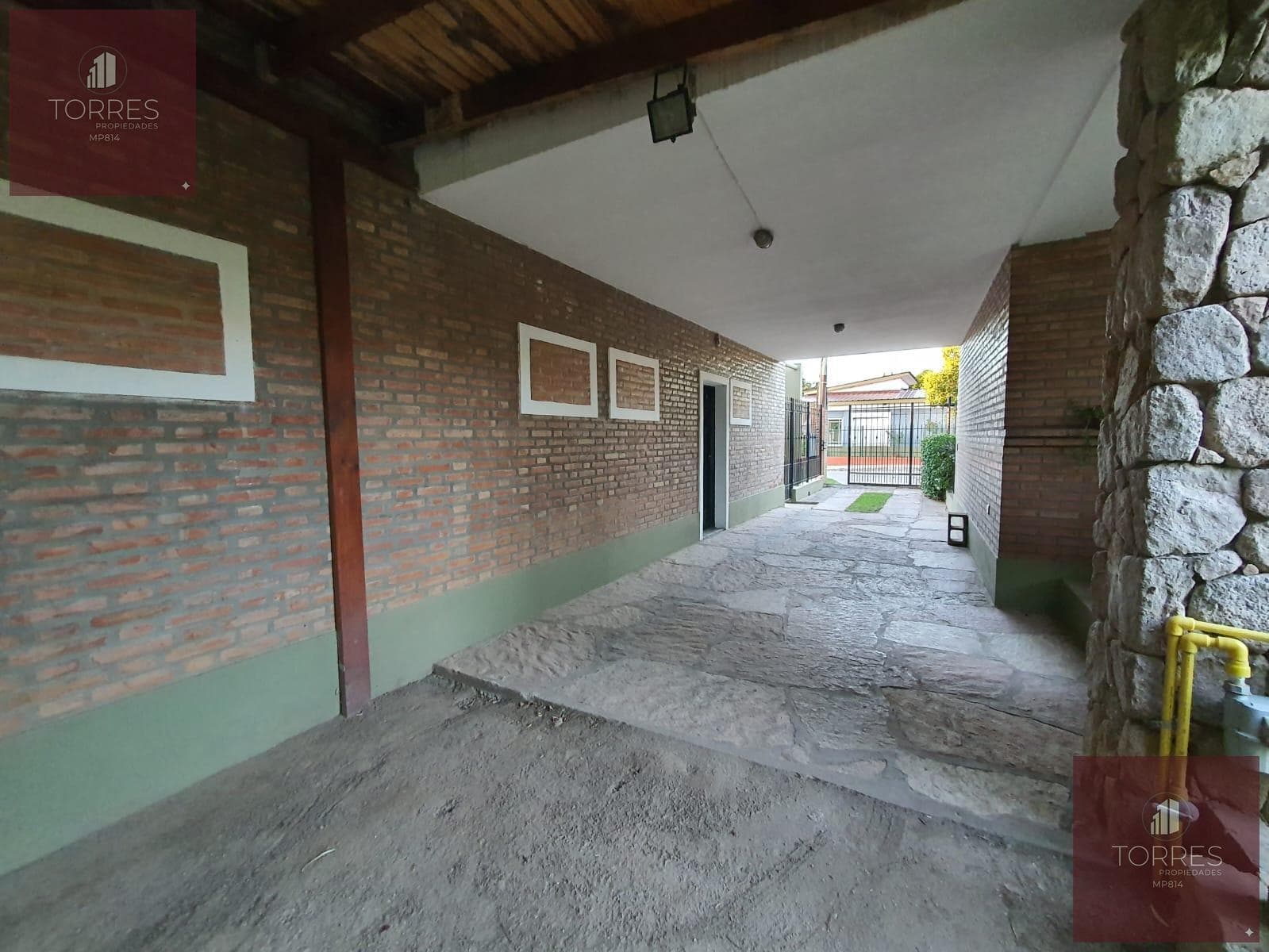 FOR SALE: HOUSE AND COMMERCIAL SPACE IN CENTRAL MERLO, SAN LUIS—3 BEDROOMS