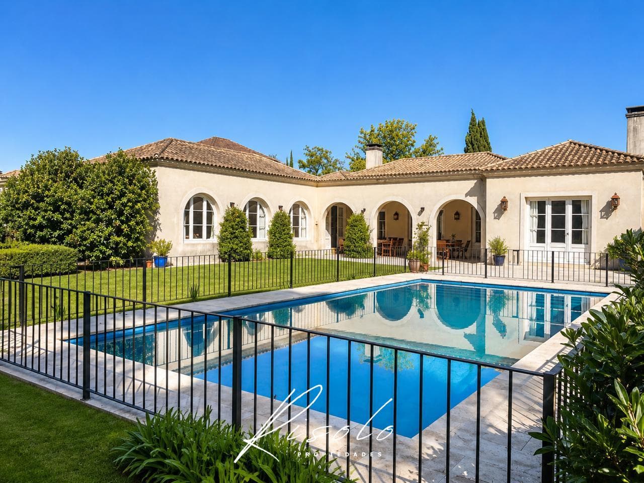 Exclusive Single-Story Home at Martindale Country Club - 2,000 m² Lot, Privacy, Timeless Style