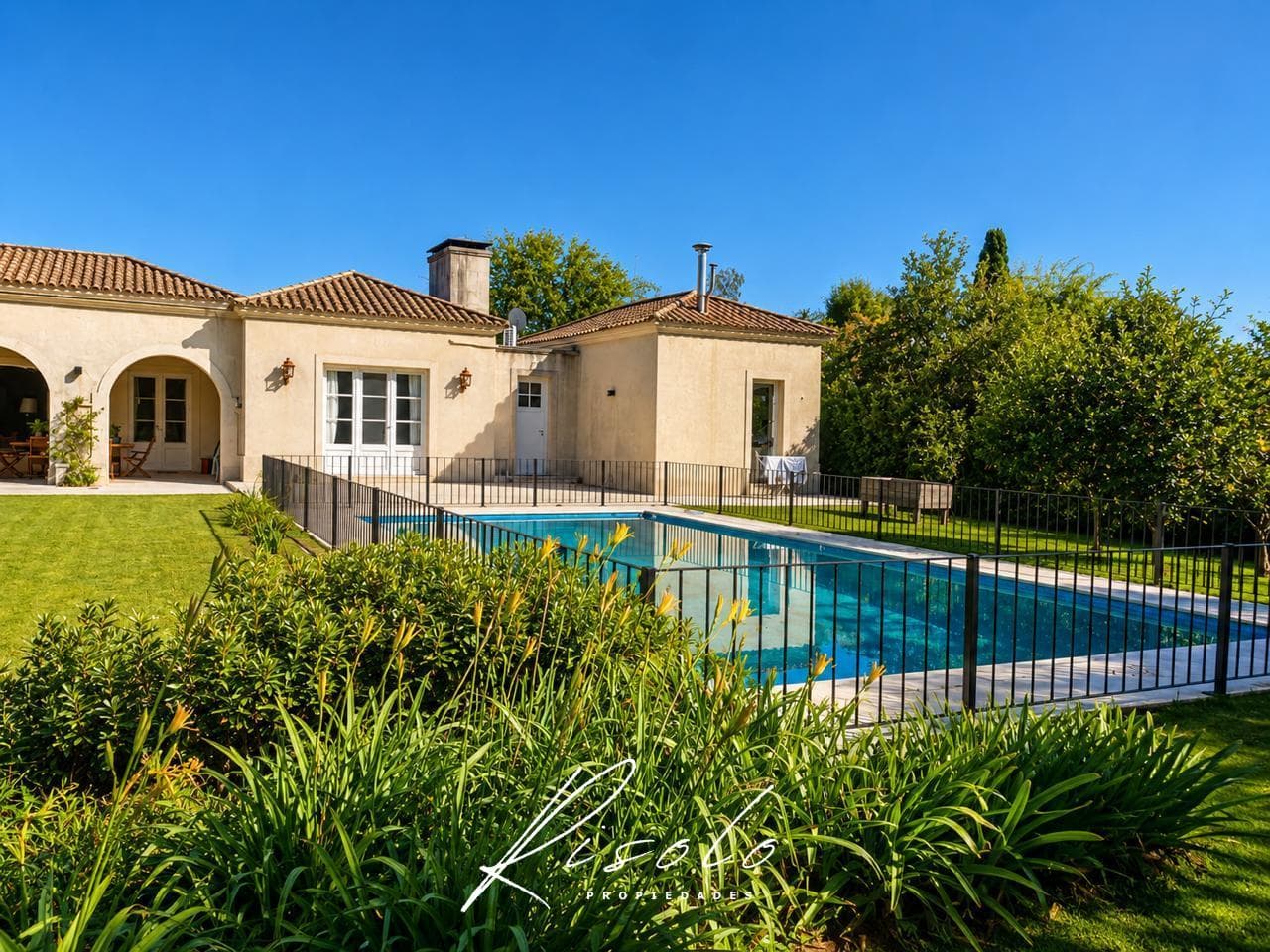 Exclusive Single-Story Home at Martindale Country Club - 2,000 m² Lot, Privacy, Timeless Style