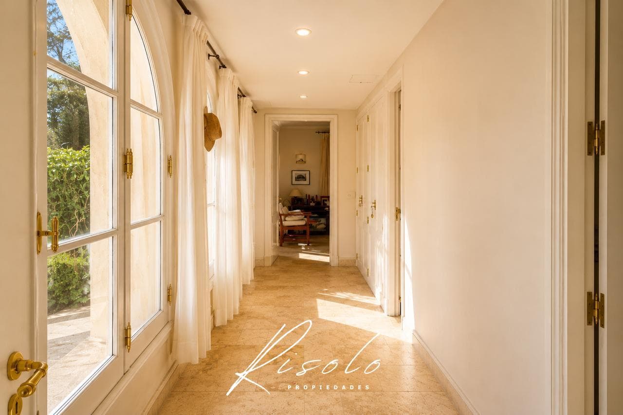 Exclusive Single-Story Home at Martindale Country Club - 2,000 m² Lot, Privacy, Timeless Style