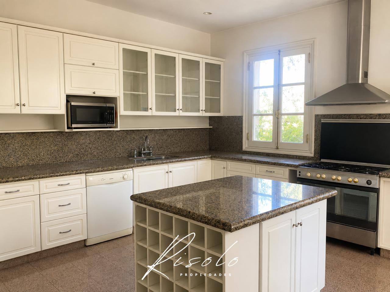 Exclusive Single-Story Home at Martindale Country Club - 2,000 m² Lot, Privacy, Timeless Style