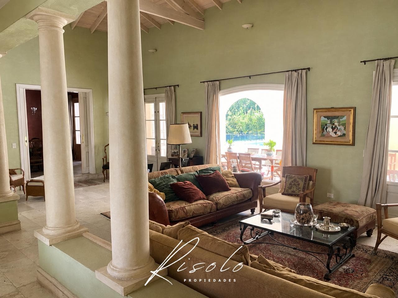Exclusive Single-Story Home at Martindale Country Club - 2,000 m² Lot, Privacy, Timeless Style