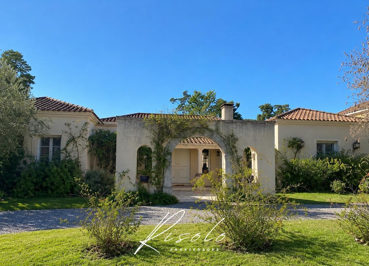 Exclusive Single-Story Home at Martindale Country Club - 2,000 m² Lot, Privacy, Timeless Style