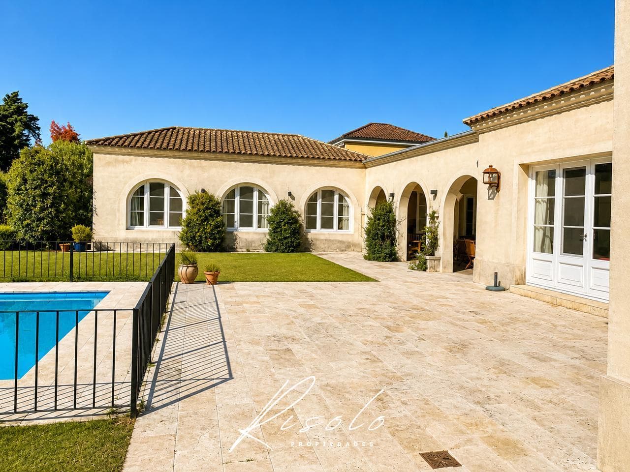 Exclusive Single-Story Home at Martindale Country Club - 2,000 m² Lot, Privacy, Timeless Style