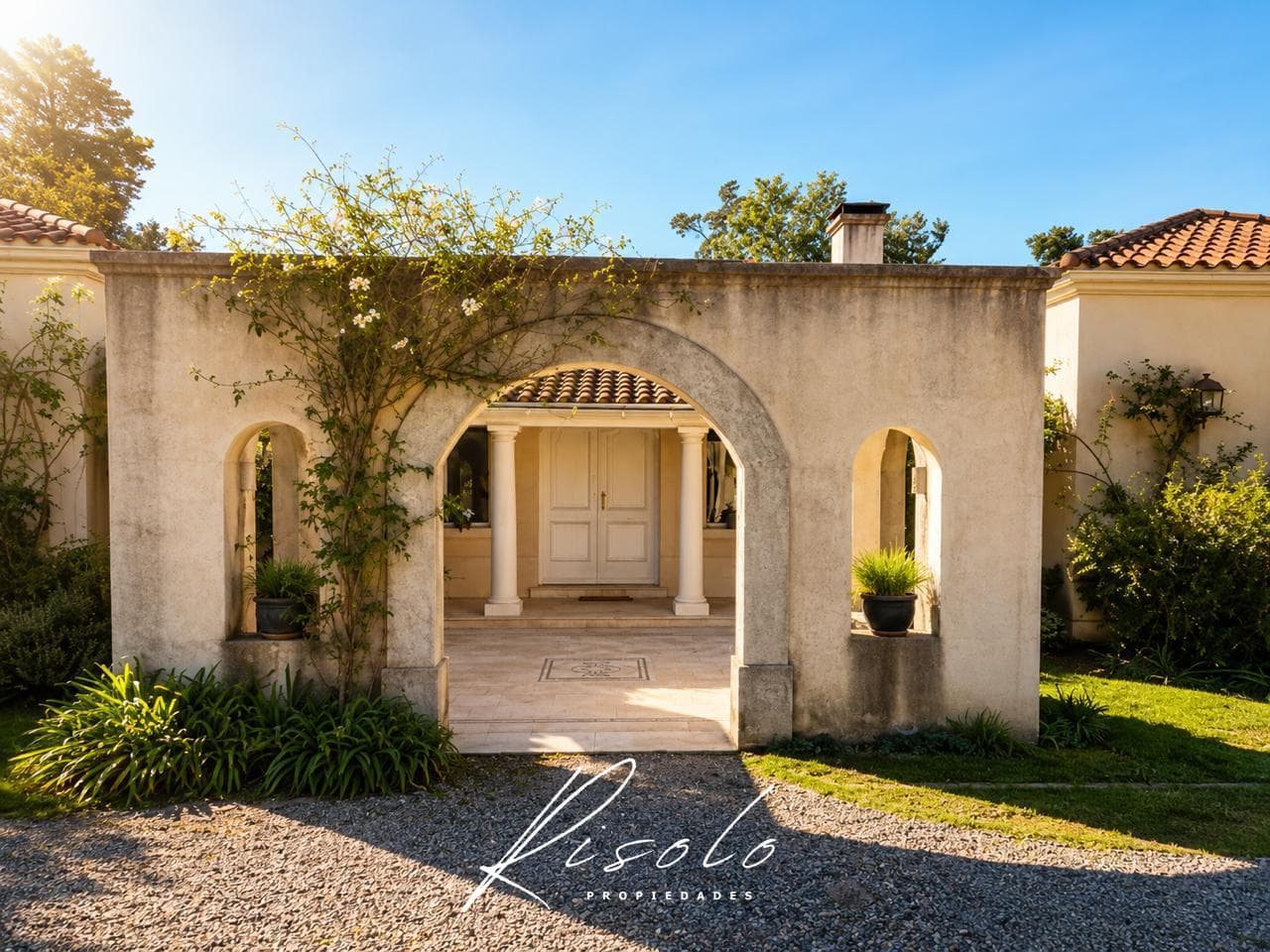 Exclusive Single-Story Home at Martindale Country Club - 2,000 m² Lot, Privacy, Timeless Style