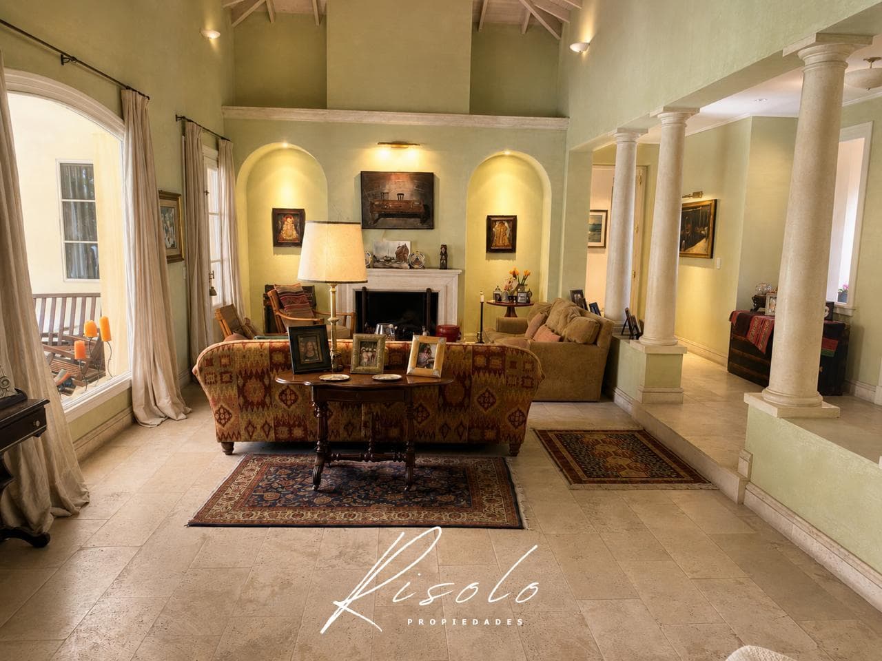 Exclusive Single-Story Home at Martindale Country Club - 2,000 m² Lot, Privacy, Timeless Style