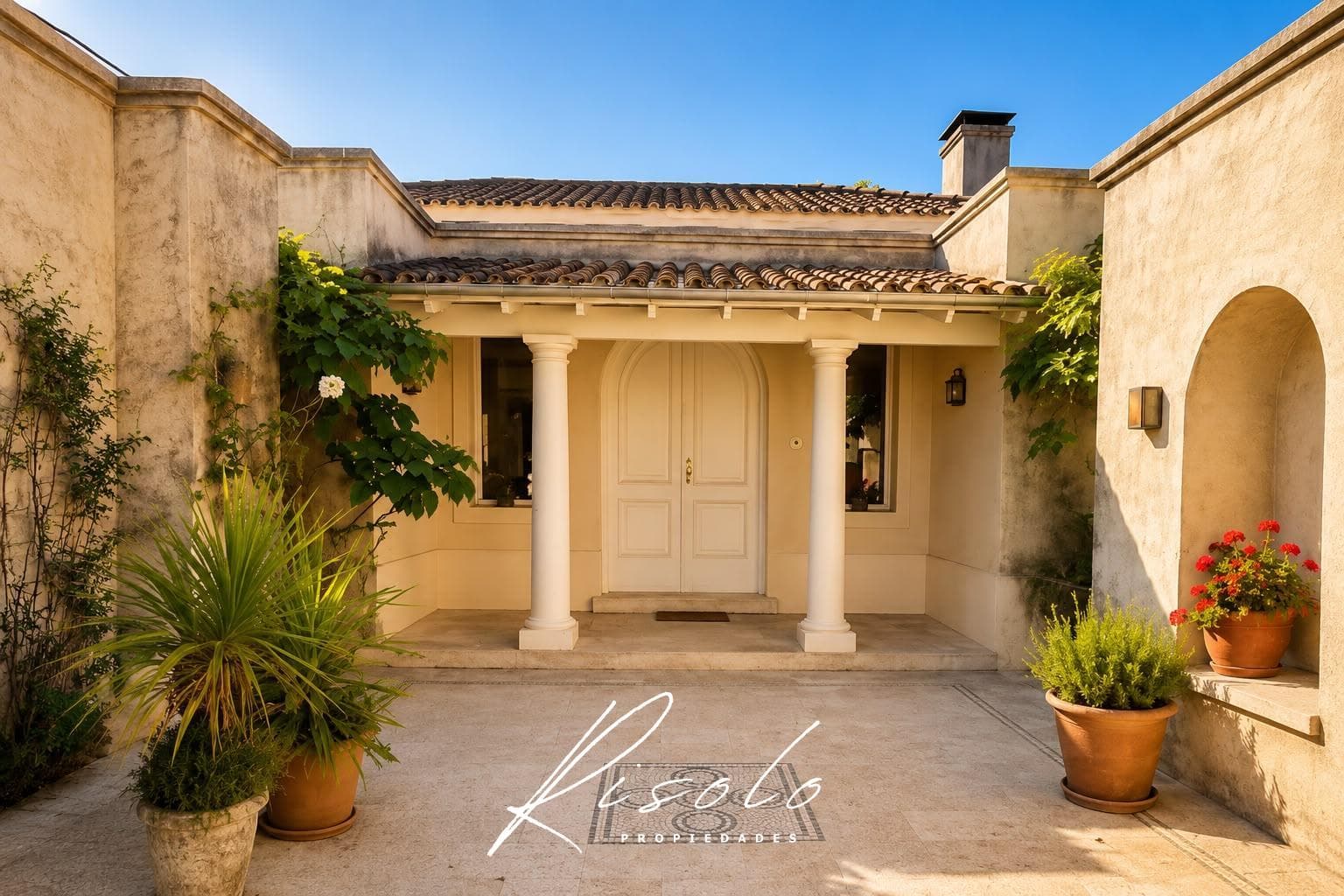 Exclusive Single-Story Home at Martindale Country Club - 2,000 m² Lot, Privacy, Timeless Style