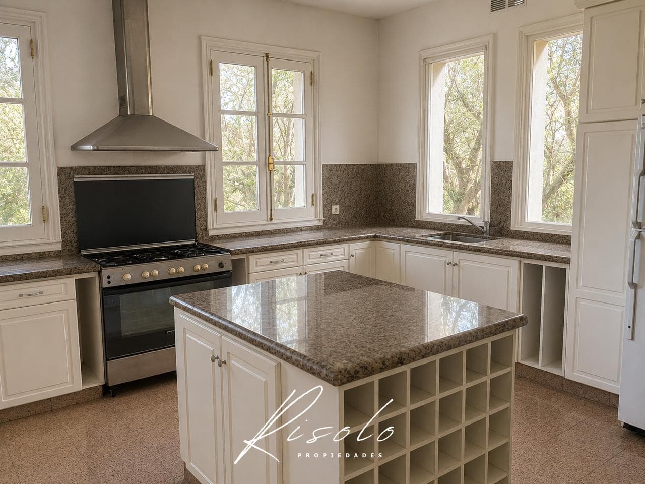 Exclusive Single-Story Home at Martindale Country Club - 2,000 m² Lot, Privacy, Timeless Style